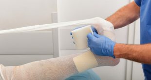 mengganti perban luka